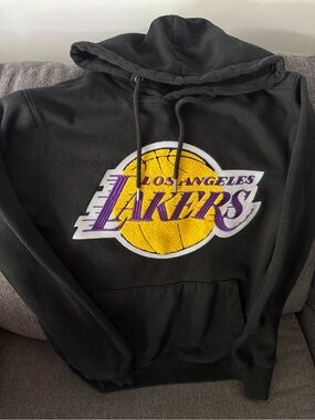 Los Angeles Lakers Black Pullover Hoodie - Team Logo Sweatshirt